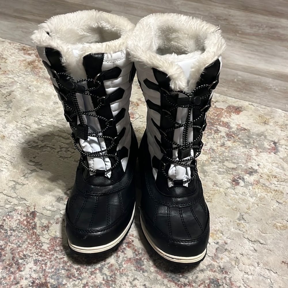 Amazing black and white snow boots with white fur on the inside